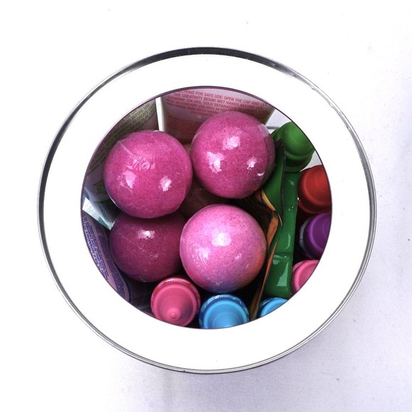 Crayola Bath Activity Bucket 30 Piece Set Bath Bomb Body Wash Pen Finger Paint - Picture 4 of 5